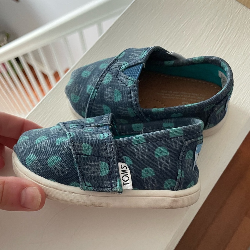 Toms size tiny 4 toddler slip ons